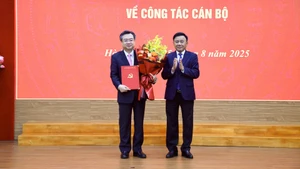 Đồng chí Trần Cẩm Tú chúc mừng tân Trưởng ban Chính sách, chiến lược Trung ương.