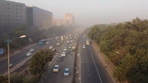 Khói mù ô nhiễm bao phủ bầu trời tại New Delhi, Ấn Độ. (Ảnh: ANI/TTXVN)