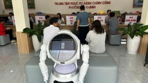 Phường An Khánh đã sử dụng robot để hỗ trợ trong quá trình người dân tới làm thủ tục hành chính trên địa bàn.