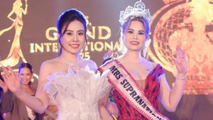 Nguyễn Thị Huyên đăng quang Hoa hậu Quý bà Siêu quốc gia 2025.