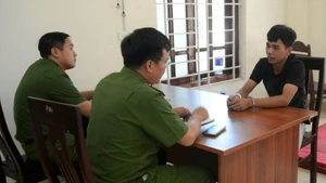 Cơ quan công an lấy lời khai đối tượng Nguyễn Khắc Nhật. (Ảnh: CANA)