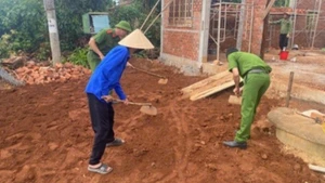 Công an xã Tam Giang, tỉnh Đắk Lắk tham gia xây dựng nhà cho hộ nghèo.