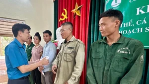 Đồng chí Hoàng Xuân Lợi, Phó Bí thư Đảng ủy, Trưởng phòng Tổ chức - cán bộ Công ty Cổ phần cao-su Điện Biên trao thưởng các cá nhân thuộc đội Mường Pồn có kết quả sản xuất xuất sắc. 