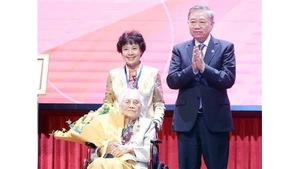 Tổng Bí thư Tô Lâm trao danh hiệu Anh hùng Lao động cho đồng chí Nguyễn Thị Bình, nguyên Ủy viên Trung ương Đảng, nguyên Phó Chủ tịch nước, nguyên Bộ trưởng Ngoại giao Chính phủ cách mạng lâm thời Cộng hoà miền nam Việt Nam. (Ảnh: Thống Nhất/TTXVN)