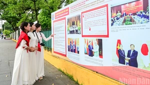 Các bạn trẻ tìm hiểu thông tin về hoạt động ngoại giao của đất nước trong thời gian qua. 