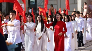 Học sinh THPT rạng ngời trong ngày khai giảng.