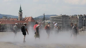 Phun hơi sương để giảm nhiệt trên đường phố tại Budapest, Hungary, ngày 11/7/2024. (Ảnh: THX/TTXVN)