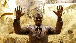 Bức tượng cố Tổng thống Nam Phi Nelson Mandela được trưng bày trong lễ khánh thành tại trụ sở Liên hợp quốc ở New York (Mỹ). (Ảnh tư liệu: THX/TTXVN)