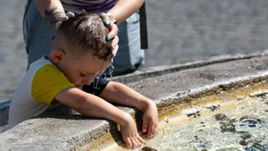 Bà mẹ làm mát cho con nhỏ khi nắng nóng bao trùm thủ đô Rome, Italia ngày 14/7/2024. (Ảnh: THX/TTXVN)