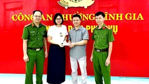 Công an phường Tĩnh Gia tổ chức cho hai công dân giao, nhận tài sản.