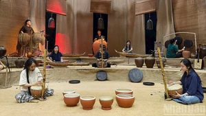 Các nghệ sĩ trẻ nhóm Đàn Đó trong buổi luyện tập chuẩn bị cho chương trình GOm Show. (Ảnh: NGỌC XIÊM)