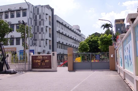 Một trường tiểu học công lập tại nội thành Hà Nội với cơ sở vật chất đạt chuẩn quốc gia.