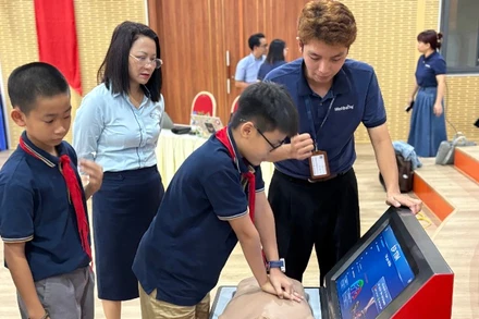 Học sinh trường Tiểu học và trung học cơ sở Đoàn Thị Điểm tham gia giờ học kỹ năng sơ cấp cứu. 