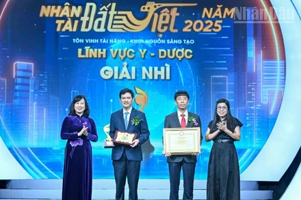 Bộ trưởng Y tế Đào Hồng Lan và bà Lê Thị Bích Trân trao giải Nhì lĩnh vực Y-Dược cho nhóm tác giả.