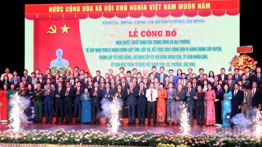 Phó Thủ tướng Thường trực Chính phủ Nguyễn Hòa Bình và lãnh đạo bộ, ngành Trung ương cùng Ban Chấp hành Đảng bộ tỉnh Lâm Đồng tại buổi lễ.