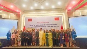 Các đại biểu dự buổi chiêu đãi kỷ niệm lần thứ 26 ngày lên ngôi của Quốc vương Morocco Mohammed VI. (Ảnh: HỒNG HẠNH)