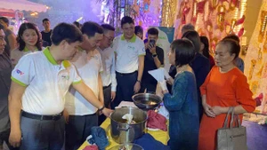 Các đại biểu tham quan trải nghiệm sản phẩm tại Triển lãm. (Ảnh: THỜI BÚT)