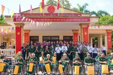 Chủ tịch nước Lương Cường tặng quà các thương binh tại Trung tâm điều dưỡng thương binh Duy Tiên nhân dịp 27/7