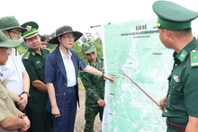 Đồng chí Bùi Thị Quỳnh Vân, Ủy viên Trung ương Đảng, Bí thư Tỉnh ủy Quảng Ngãi nghe báo cáo và khảo sát điểm dự kiến mở cửa khẩu phụ Hồ Le nằm trên địa bàn xã Ia Đal.