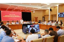 Bộ trưởng Trần Hồng Minh chủ trì hội nghị, cùng tham dự có các Thứ trưởng, Thủ trưởng các đơn vị trực thuộc và kết nối trực tuyến tới Sở Xây dựng các tỉnh, thành trên cả nước. 
