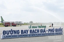 Hiện hệ thống Cảng hàng không Rạch Giá bao gồm đường băng dài 1.500m, rộng 30m; đường lăn nối 49,28m x 15m; sân đỗ máy bay 165,7m x 87,6m nên chỉ có thể tiếp nhận được máy bay có công suất nhỏ.