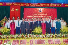 Chủ tịch Ủy ban nhân dân tỉnh Trần Duy Đông với Ban Chấp hành Đảng bộ xã Tiên Lữ.