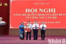 Thường trực Tỉnh ủy Bắc Kạn tặng hoa chúc mừng Tân Phó Bí thư Tỉnh ủy Đinh Quang Tuyên. (Ảnh: TUẤN SƠN)
