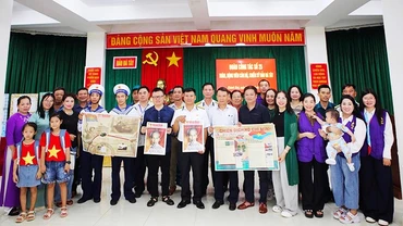 Tổng Biên tập Báo Nhân Dân Lê Quốc Minh tặng các ấn bản đặc biệt của Báo Nhân Dân cho cán bộ, chiến sĩ, người dân trên đảo Đá Tây A.