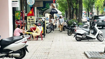 Cùng một tuyến phố ở trung tâm TP Hồ Chí Minh nhưng nơi thì có lối cho người đi bộ, nơi lại không.