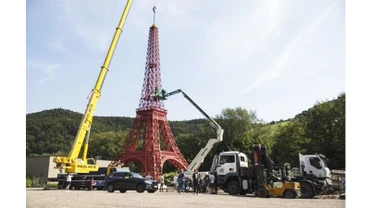 Mô hình tháp Eiffel khổng lồ