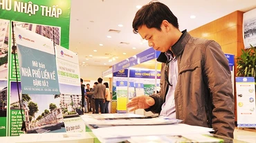 Người dân tìm hiểu về dự án và thủ tục mua nhà ở xã hội. Ảnh: NAM ANH