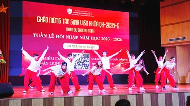Hoạt động văn nghệ chào đón tân sinh viên của Trường đại học Kinh tế - Đại học Quốc gia Hà Nội.