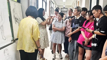 Một lớp học có phiên dịch ngôn ngữ ký hiệu tại Trường đại học Mỹ thuật Công nghiệp Hà Nội.