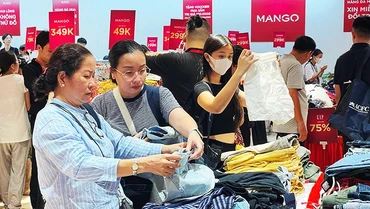 Người tiêu dùng tham gia mua sắm tại một lễ hội giảm giá.