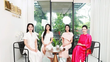 Hoa hậu, Á hậu Cuộc thi Hoa hậu Việt Nam 2024 chia sẻ với tác giả bài viết tại Báo Nhân Dân. Ảnh: TRUNG SƠN