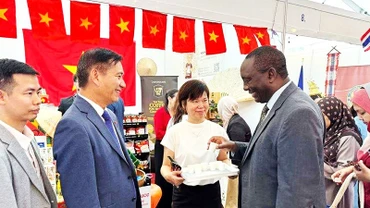 Giới thiệu cà-phê Việt Nam tại Malaysia. Ảnh: VĂN BAN