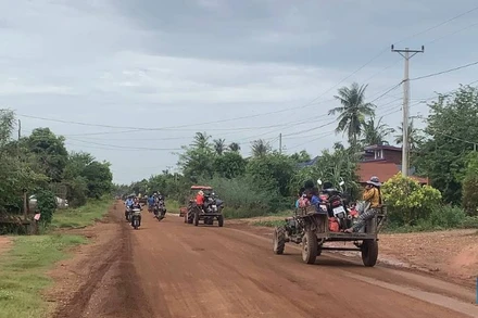 Người dân sơ tán khỏi khu vực biên giới Thái Lan-Campuchia tại tỉnh Oddar Meanchey, Campuchia, ngày 24/7. (Ảnh: THX)