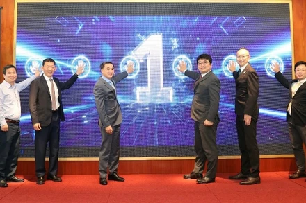 Các đại biểu thực hiện nghi thức bấm nút đánh dấu việc khởi động chính thức Dự án Khám chữa bệnh từ xa. (Ảnh: JICA)