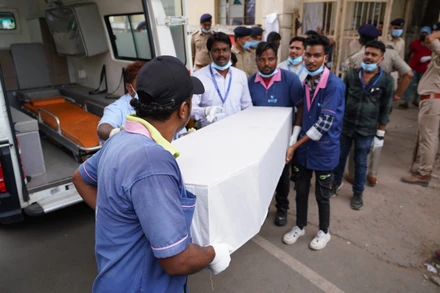 Chuyển thi thể nạn nhân trong vụ tai nạn máy bay của hãng hàng không Air India tới bệnh viện ở Ahmedabad, Gujarat, Ấn Độ, ngày 13/6. (Ảnh: THX/TTXVN)