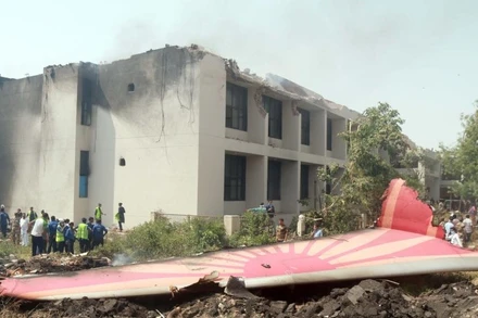 Hiện trường vụ rơi máy bay ở Ấn Độ. (Ảnh: Tân Hoa xã)