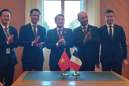 Phó Chủ tịch Quốc hội Nguyễn Đức Hải cùng Phó Chủ tịch Thượng viện Pháp Loïc Hervé.