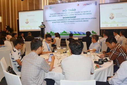 Hội thảo “Trao đổi kinh nghiệm về tiêu chuẩn, quy chuẩn và quản lý hệ thống pin lưu trữ năng lượng”. (Ảnh: HỒNG SÁNG/QĐND)