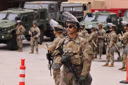 Các binh sĩ thuộc Lực lượng Vệ binh quốc gia California đứng gác tại Los Angeles. (Ảnh: Tân Hoa xã)