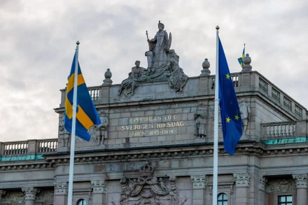 Lá cờ của Liên minh châu Âu (EU) và Thụy Điển bên ngoài Tòa nhà Quốc hội Thụy Điển ở Stockholm. (Ảnh: Tân Hoa xã)