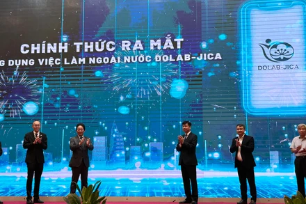 Các đại biểu cùng tham gia sự kiện ra mắt ứng dụng “Việc làm ngoài nước DOLAB-JICA”. (Ảnh: HẢI YẾN) 