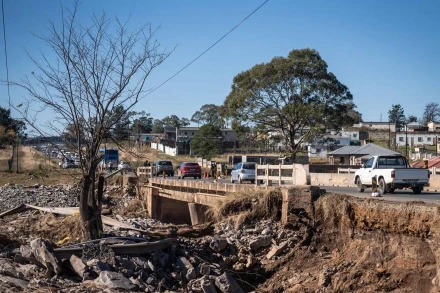 Một cây cầu bị hư hại do lũ lụt, nơi một chiếc xe buýt nhỏ chở học sinh với 11 em nhỏ và 2 người lớn đã bị cuốn trôi trong trận lũ mới đây tại Mthatha, tỉnh Eastern Cape, Nam Phi. (Ảnh: Tân Hoa xã)