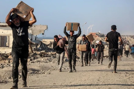 Người dân ở Dải Gaza nhận viện trợ ngày 16/6. (Ảnh: Tân Hoa xã)