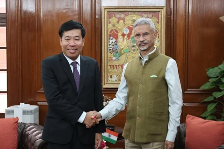 Thứ trưởng Ngoại giao Nguyễn Mạnh Cường cùng Thứ trưởng Ngoại giao Ấn Độ Periasamy Kumaran. (Ảnh: BNG)