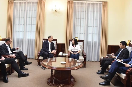 Thứ trưởng Ngoại giao Lê Thị Thu Hằng tiếp Chủ tịch kiêm Tổng Giám đốc Công ty năng lượng Jadestone (Vương quốc Anh) Thomas Mitchell Little. (Ảnh: BNG)