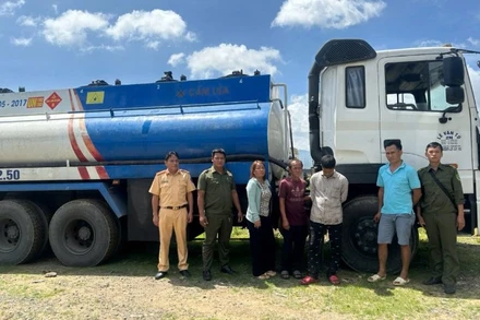 4 đối tượng bị lực lượng chức năng kiểm tra, bắt giữ. (Ảnh: Cục CSGT)